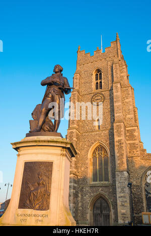 Gainsborough Sudbury, vue sur la statue de l'artiste du Suffolk Thomas Gainsborough, située sur la place du marché de son lieu de naissance, Sudbury Town, Royaume-Uni. Banque D'Images