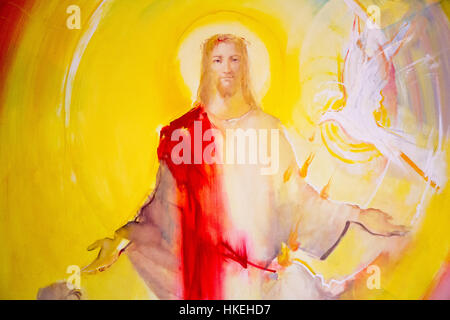 Peinture du Christ dans la gloire et l'Esprit Saint descendant sur les apôtres sous forme de colombe et de langues de feu. Situé dans une chapelle de Majcino selo (village des mères) Banque D'Images