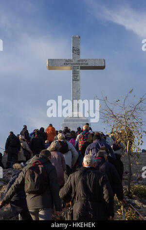 Pèlerins arrivant au sommet du mont Križevac à Medjugorje, en Bosnie-Herzégovine. Banque D'Images