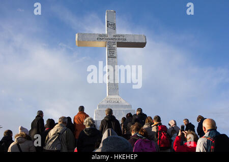 Pèlerins arrivant au sommet du mont Križevac à Medjugorje, en Bosnie-Herzégovine. Banque D'Images