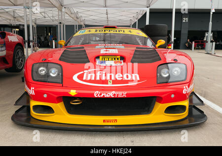 Vue frontale d'un 2002, Ferrari 575 GTC Evo race car dans le Paddock au 2016 Silverstone Classic Banque D'Images