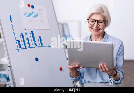 Ravi businesswoman exécuter ses fonctions dans le bureau Banque D'Images