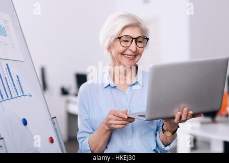 Creative de businesswoman using laptop in l'office Banque D'Images