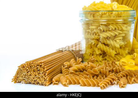 Matières premières non cuit mélangé pâtes italiennes isolé sur fond blanc Banque D'Images