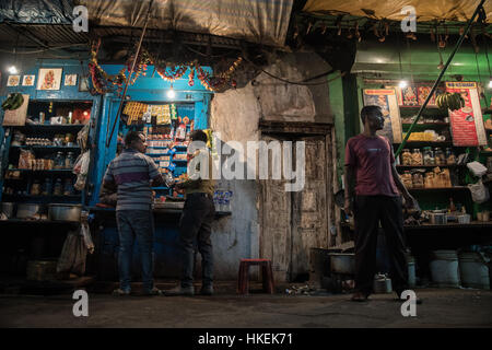 Plateau à rue des baraques sur Hertford Road, dans le centre de Kolkata (Calcutta), Inde. Banque D'Images