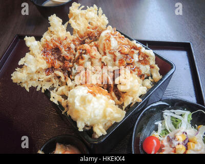 Oeufs, crevettes et légumes en tempura tempura croustillante Donburi fraîchement posé sur du riz vapeur et garni avec de la sauce soja sur la base de la vinaigrette. Banque D'Images
