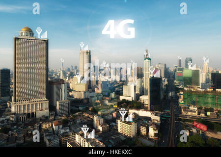 Des ville et 4G du réseau de communication du signal, le quartier des affaires avec office building, résumé visuel de l'image, internet des objets concept Banque D'Images