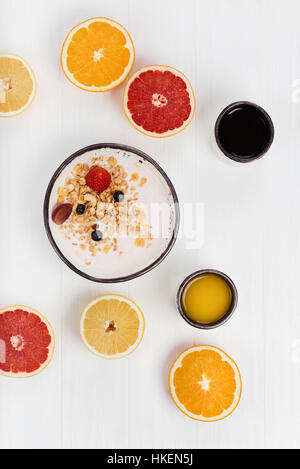 Petit-déjeuner sain servi décent avec des oranges Banque D'Images