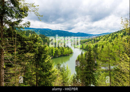 La vallée du Doubs et sur le côté Suisse, en amont de la cascade du Saut du Doubs dans la ville de Les Brenets (Suisse). Banque D'Images