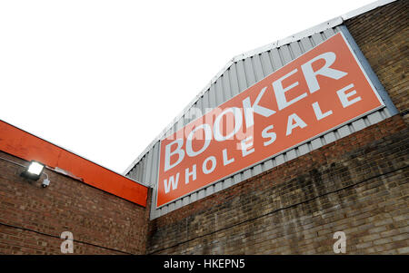 Un signe à un entrepôt de gros Booker à Chelmsford, Essex, comme le géant des supermarchés Tesco a conclu un accord de fusion avec grossiste alimentaire dans un &Acirc ;&pound;3,7 milliards de dollars. Banque D'Images