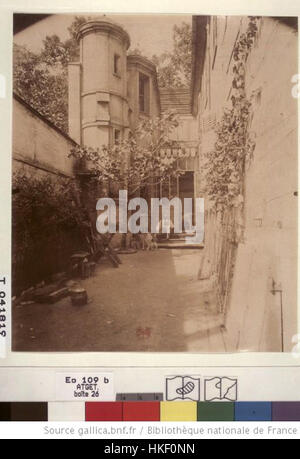 Cette photographie d'Eugène Atget, prise en 1901, montre l'ancien couvent des Carmélites à Saint Denis, France. L’image d’Atget capture les caractéristiques architecturales du couvent, mettant en valeur son importance historique et les qualités atmosphériques de la photographie du début du XXe siècle. Banque D'Images
