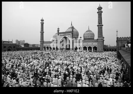 Sur l'Eid al-Fitr un tableau de fervents musulmans offrant leurs prières à Jama Masjid de Delhi Banque D'Images