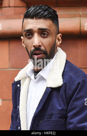 Ghufran Syaed Khan, 26 ans, de quitter Birmingham Cour des magistrats où il est apparu accusé d'avoir tué un piéton qui a été renversé par une voiture à l'extérieur d'un temple sikh à Birmingham en décembre 2015. Banque D'Images