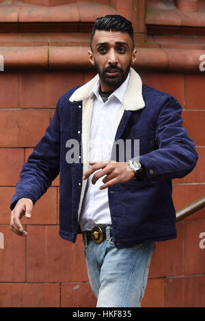 Ghufran Syaed Khan, 26 ans, de quitter Birmingham Cour des magistrats où il est apparu accusé d'avoir tué un piéton qui a été renversé par une voiture à l'extérieur d'un temple sikh à Birmingham en décembre 2015. Banque D'Images