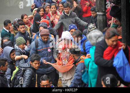 Katmandou, Népal. 27 Jan, 2017. Un prêtre hindou népalais Madhav idole comptable Narayan après offre prière rituelle au Temple, Pashupathnath au cours de Katmandou Madhav Narayan Festival ou Swasthani Brata Katha le Vendredi, Janvier 27, 2017. Les femmes hindoues népalais à observer une jeûner et prier à la Déesse Swasthani pour longue durée de vie de leur mari et la prospérité de la famille durant le jeûne d'un mois de célébration du festival. Credit : Narayan Maharjan/Pacific Press/Alamy Live News Banque D'Images