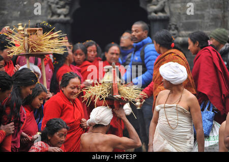 Katmandou, Népal. 27 Jan, 2017. Les dévots hindous népalais offrant prière rituelle au Temple, Pashupathnath au cours de Katmandou Madhav Narayan Festival ou Swasthani Brata Katha le Vendredi, Janvier 27, 2017. Les femmes hindoues népalais à observer une jeûner et prier à la Déesse Swasthani pour longue durée de vie de leur mari et la prospérité de la famille durant le jeûne d'un mois de célébration du festival. Credit : Narayan Maharjan/Pacific Press/Alamy Live News Banque D'Images