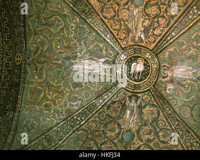 L'image 'San vitale' représente une vue détaillée de la Basilique di San vitale à Ravenne, en Italie, réputée pour son architecture byzantine étonnante. La photographie souligne les mosaïques complexes et la conception architecturale de la structure religieuse. Banque D'Images