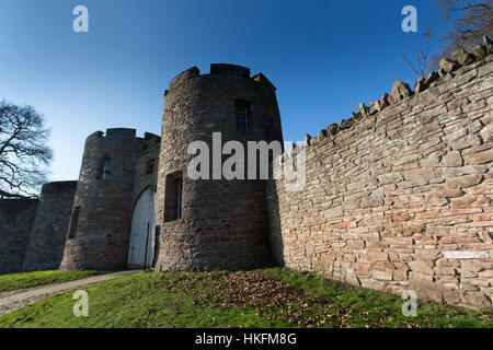 Cheshire, Angleterre. Vue pittoresque du château classé Grade II Beaston gatehouse. Banque D'Images