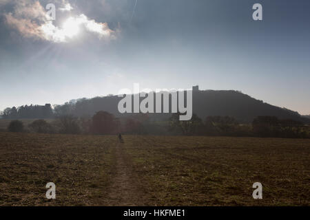 Sentier de grès, Cheshire, Angleterre. En silhouette sur le sentier de grès, avec Peckforton Castle dans l'arrière-plan. Banque D'Images