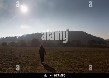 Sentier de grès, Cheshire, Angleterre. Vue pittoresque sur une marchette sur le sentier de grès, Peckforton Castle est à l'arrière-plan. Banque D'Images