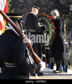 Premier ministre Theresa peut dépose une gerbe au cimetière national d'Arlington, à Washington DC, USA, avant sa rencontre avec le Président Donald Trump. Banque D'Images