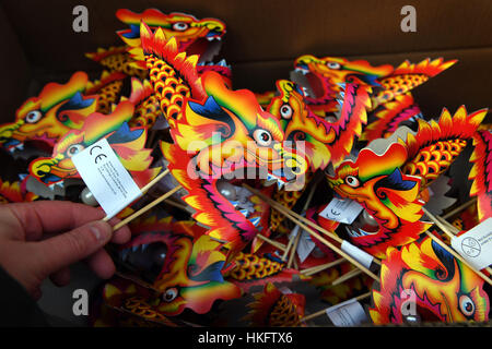 Décorations à l'extérieur un dragon boutique sur la rue Gerrard dans Chinatown, Londres, comme des préparations sont faites avant les célébrations du Nouvel An chinois à la fin de semaine. Banque D'Images