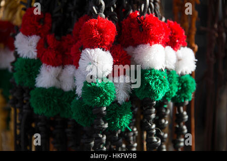 Rouge blanc et couleur verte à l'whips farmers market à la vente. Fouets en cuir tricolore traditionnel hongrois de bergers et des cavaliers. Dept peu profondes Banque D'Images