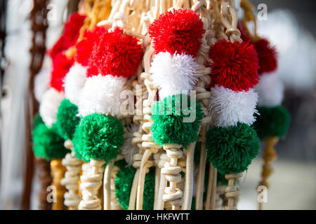 Rouge blanc et couleur verte à l'whips farmers market à la vente. Fouets en cuir tricolore traditionnel hongrois de bergers et des cavaliers. Dept peu profondes Banque D'Images