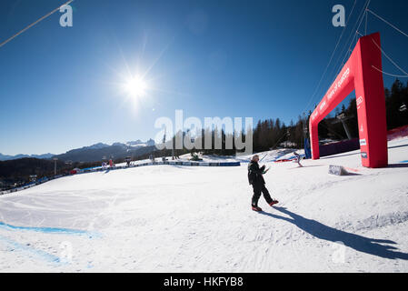 Cortina D'Ampezzo, Italie. 27 Jan, 2017. Pente d'Olympia à Cortina d'Ampezzo, Italie prêt pour les courses de fin de semaine, le 27 janvier 2017. Credit : Rok Rakun/Pacific Press/Alamy Live News Banque D'Images