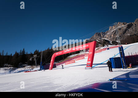 Cortina D'Ampezzo, Italie. 27 Jan, 2017. Pente d'Olympia à Cortina d'Ampezzo, Italie prêt pour les courses de fin de semaine, le 27 janvier 2017. Credit : Rok Rakun/Pacific Press/Alamy Live News Banque D'Images