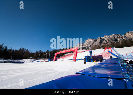 Cortina D'Ampezzo, Italie. 27 Jan, 2017. Pente d'Olympia à Cortina d'Ampezzo, Italie prêt pour les courses de fin de semaine, le 27 janvier 2017. Credit : Rok Rakun/Pacific Press/Alamy Live News Banque D'Images