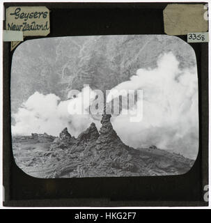 Une œuvre d'art représentant la beauté naturelle des geysers néo-zélandais, mettant en valeur leur vapeur spectaculaire et leur activité géothermique. Cette peinture capture l'essence du paysage néo-zélandais dans un style vintage. Banque D'Images