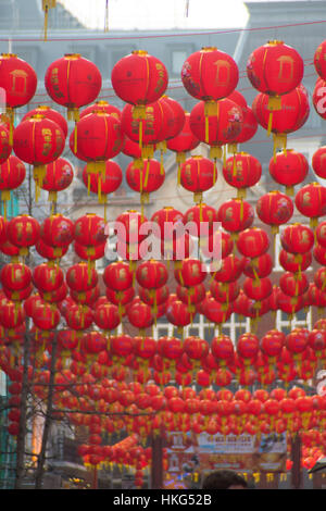 Londres, Royaume-Uni. 27 Jan, 2017. Chinese restaurants, boulangeries, supermarchés, magasins de souvenirs s'apprête à célébrer le Nouvel An chinois du coq. Au cours des célébrations, toutes les rues sont couvertes avec les lanternes rouges typiques. Credit : Alberto Pezzali/Pacific Press/Alamy Live News Banque D'Images