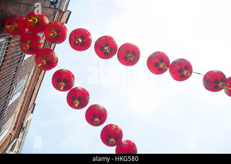 Londres, Royaume-Uni. 27 Jan, 2017. Chinese restaurants, boulangeries, supermarchés, magasins de souvenirs s'apprête à célébrer le Nouvel An chinois du coq. Au cours des célébrations, toutes les rues sont couvertes avec les lanternes rouges typiques. Credit : Alberto Pezzali/Pacific Press/Alamy Live News Banque D'Images