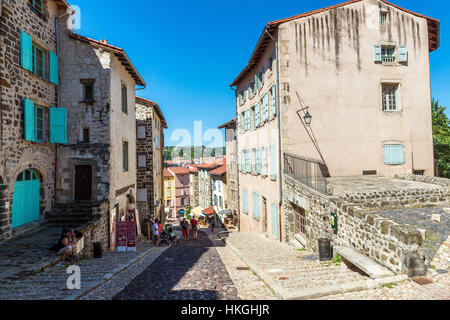 Le Puy-en-Velay (centre-sud de la France) : rue des tables" au bas de la cathédrale de Notre-dame-du-Puy. Banque D'Images