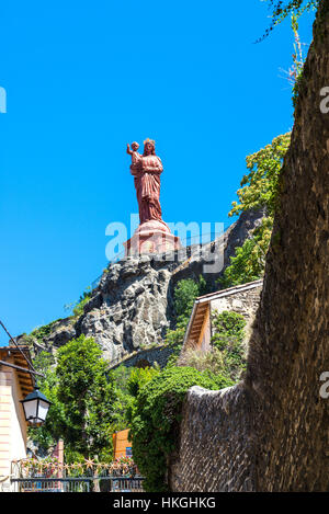 Le Puy-en-Velay (centre-sud de la France) : statue de Notre-Dame de France au sommet de La Roche Corneille, surplombant les toits de la ville. Banque D'Images