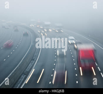 Autoroute M25 dans le brouillard. Banque D'Images