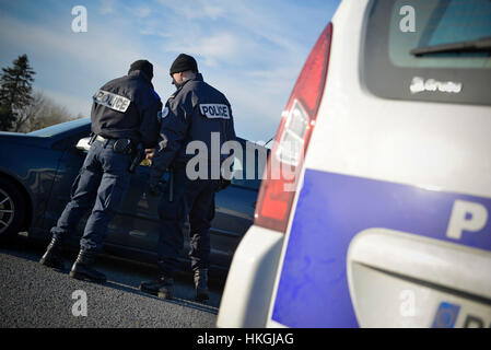 Contrôle routier par la police des frontières françaises (PAF) le long de l'autoroute A22 dans la région de Wavre Banque D'Images