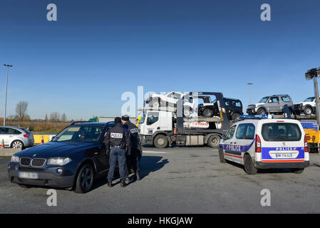 Contrôle routier par la police des frontières françaises (PAF) le long de l'autoroute A22 dans la région de Wavre Banque D'Images