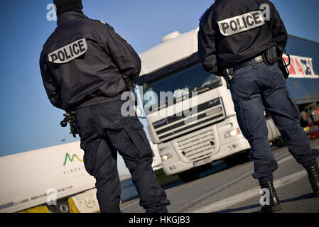 Contrôle routier par la police des frontières françaises (PAF) le long de l'autoroute A22 dans la région de Wavre Banque D'Images