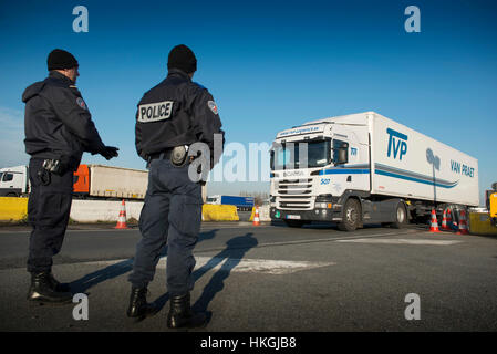 Contrôle routier par la police des frontières françaises (PAF) le long de l'autoroute A22 dans la région de Wavre Banque D'Images