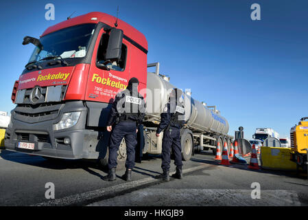 Contrôle routier par la police des frontières françaises (PAF) le long de l'autoroute A22 dans la région de Wavre Banque D'Images