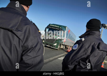 Contrôle routier par la police des frontières françaises (PAF) le long de l'autoroute A22 dans la région de Wavre Banque D'Images