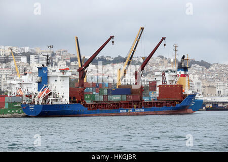 L'Algérie, Alger : le port de commerce (2016/04/24) Banque D'Images