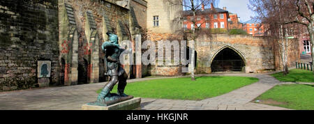 Statue de Robin des Bois à l'extérieur du château de Nottingham, Nottingham, Nottinghamshire, England, UK Banque D'Images