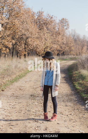 Portrait d'une jeune hippie femme portant un chapeau Banque D'Images