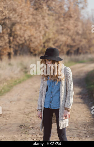 Portrait d'une jeune hippie femme portant un chapeau Banque D'Images