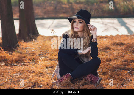 Portrait d'une jeune hippie femme portant un chapeau Banque D'Images