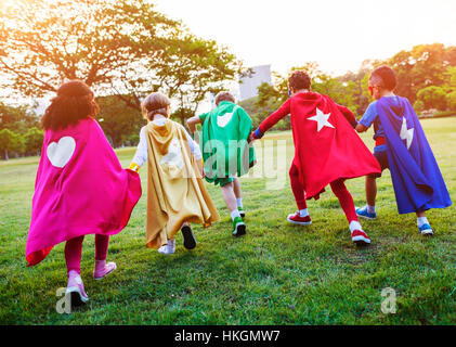 Les super-héros pour les enfants joyeux exprimant Concept positivité Banque D'Images