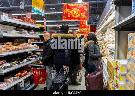 Paris, France, petite foule de gens marchant loin, Shopping à l'intérieur du Chinatown français, Tang Freres, vue intérieure asiatique de l'allée du supermarché, étagères Banque D'Images